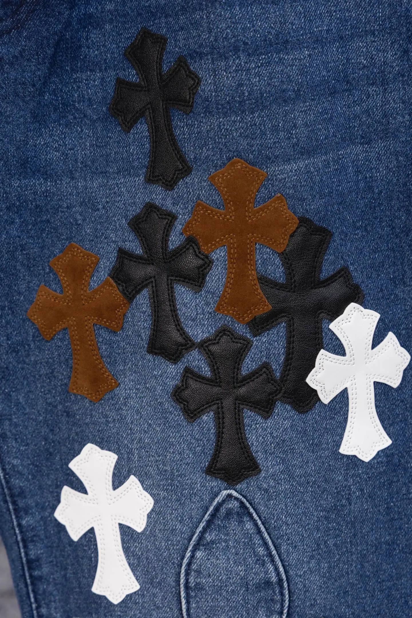P260 CH Chromehearts limited edition three-color cross patchwork leather flame jeans, priced at 34W level, patchwork cross pattern embellishment, washed jeans! ! An absolutely high-end luxury product, a 1.9W-level god-level single product, a super popular product, made by top heavy industry, a magic weapon that cannot be missed! [About Zangyin] This is an extremely luxurious fashion brand that can also be called the aristocracy of the high street. It has always been an exclusive brand for some hipsters or rich second generations. Compared with ordinary high streets, it is more luxurious and noble. Compared with luxury brands, it is more fashionable and individual. It has always been a brand that I have a special liking for. [Top heavy industry fashion design] Consistently high-street luxury style. Speaking of this style, the Zangyin family and GU family are definitely the leading representative brands. Especially the Zangyin family has really achieved a state-of-the-art effect in creating high-street style. The unique washed material is used to create this style. The color system is already quite eye-catching. After it is decorated with patchwork cross flowers, it cleverly highlights the charm of the brand. Secondly, this style uses classic The high-waist cutting design highlights the long legs and fashionable temperament of the upper body. The brand is highly recognizable and the slim fit configuration is more suitable for daily wear. It is a product that interprets personality, fashion, and specifications at a glance. This single product is enough to make any fan excited. It can be a white T-shirt for a youthful college style, or a tight suspender for a royal style. It has strong matching ability and can be easily controlled by men.  [Materials and craftsmanship] Needless to say, this point goes without saying. As an excellent craftsman brand, Zangyin’s requirements for details and craftsmanship are really perfect. The washed color of this model has gone through so many processes, not to mention the embellishment of denim appliques. It is also purely hand-made and sewn. Just like what they believe in, only hand-made things have soul and have the meaning of wear. A top-notch heavy-duty fashionable denim item, I look forward to your perfect interpretation! !  Color: blue Size: 28-36